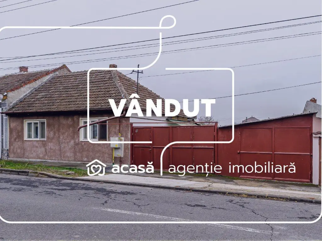 VÂNDUT! Casă cu 2 camere, teren, garaj în Bujac / Necesită renovare