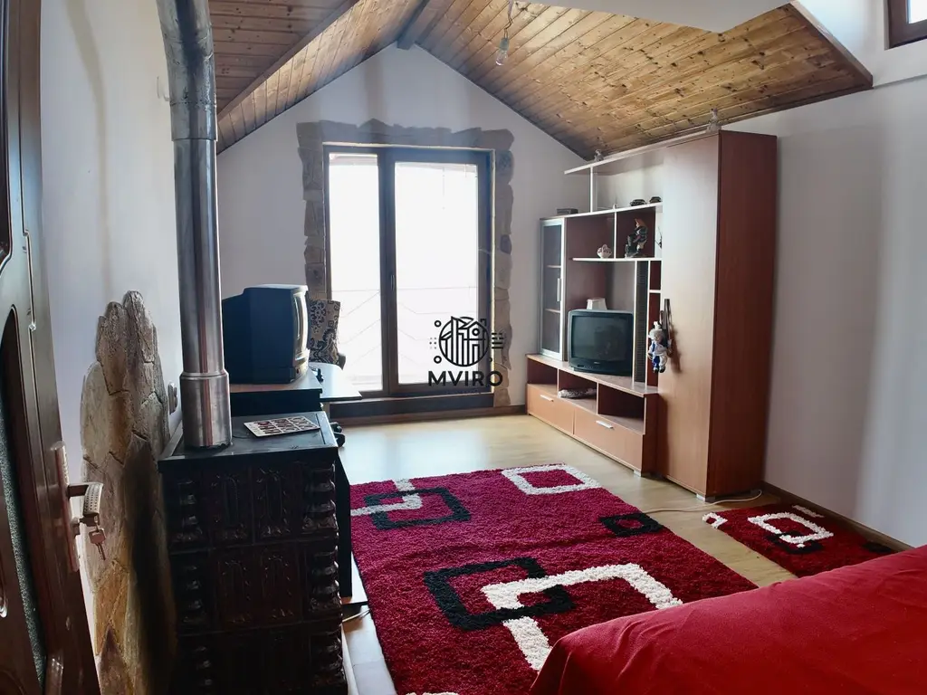 Casa de vanzare in Targoviste - 5 camere, 2 garaje, teren generos