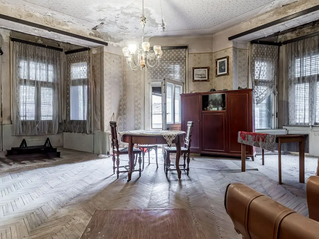 Apartament ultracentral cu 4 camere decomandat, etaj intermediar