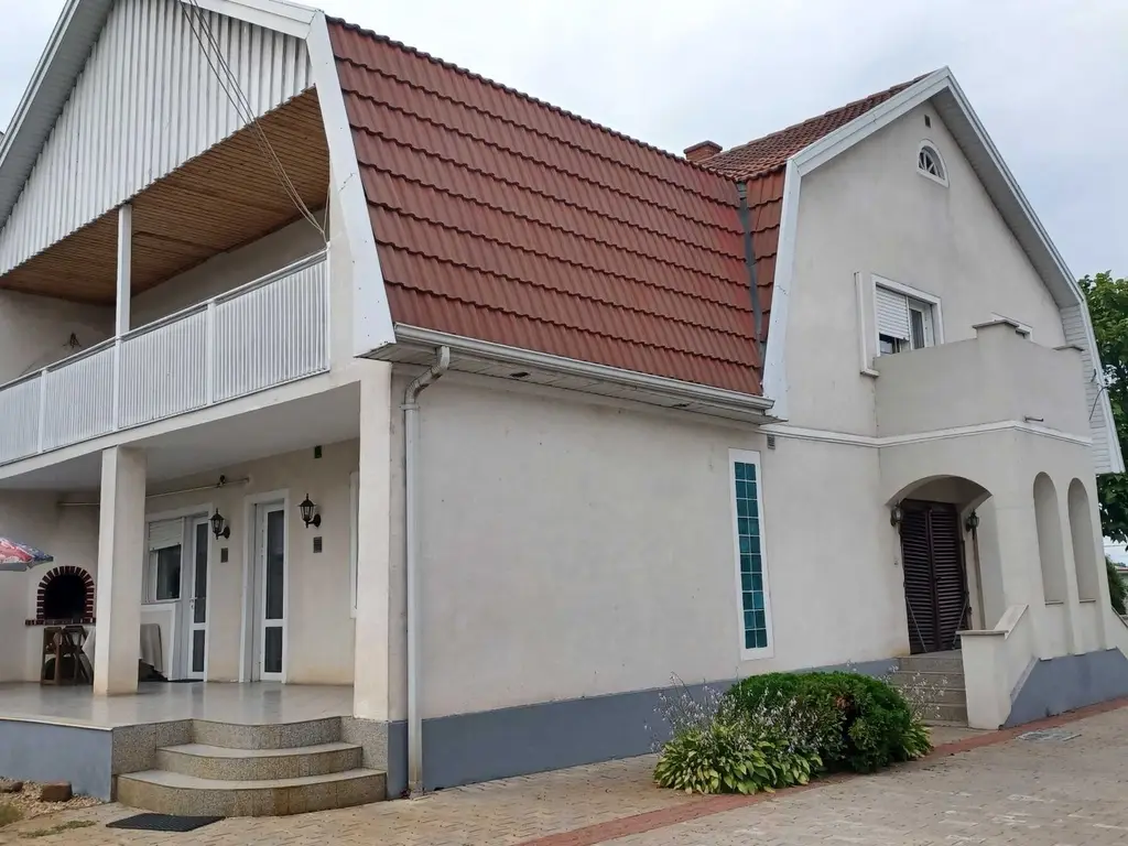 BRASADAS vinde casa in zona Careiului.