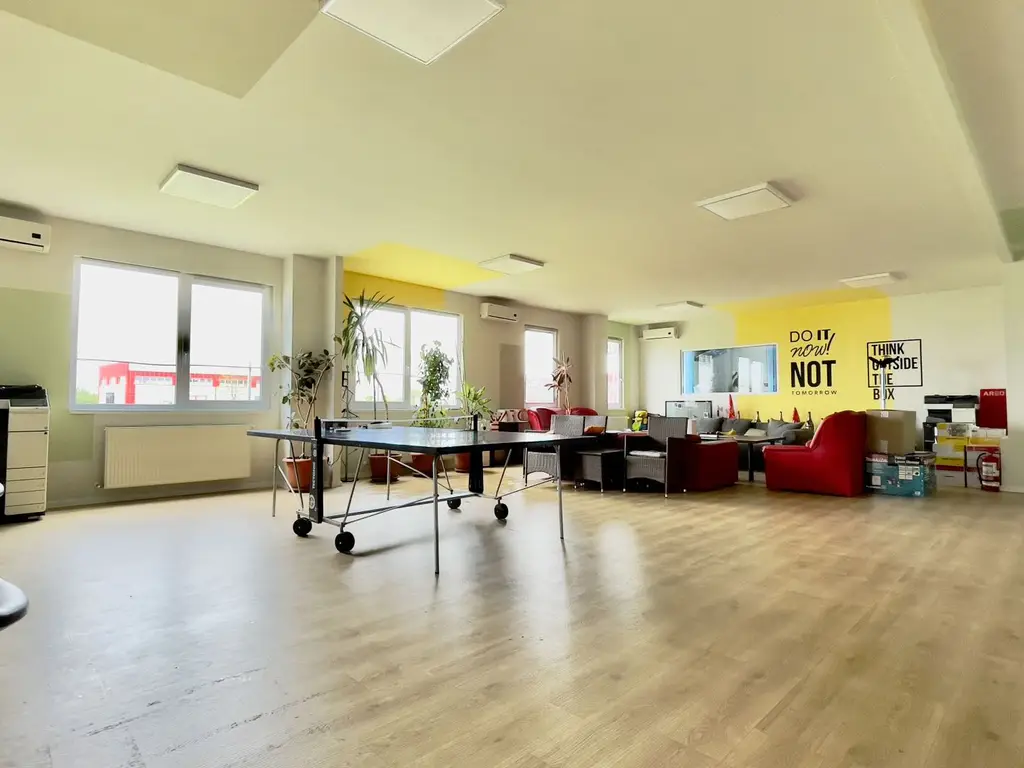 Cladire birouri - spațiu comercial cu parcări în incintă privată