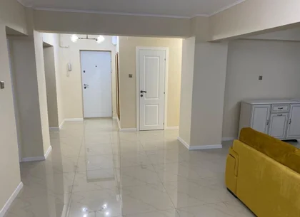 Inchiriez apartament zona Decebal