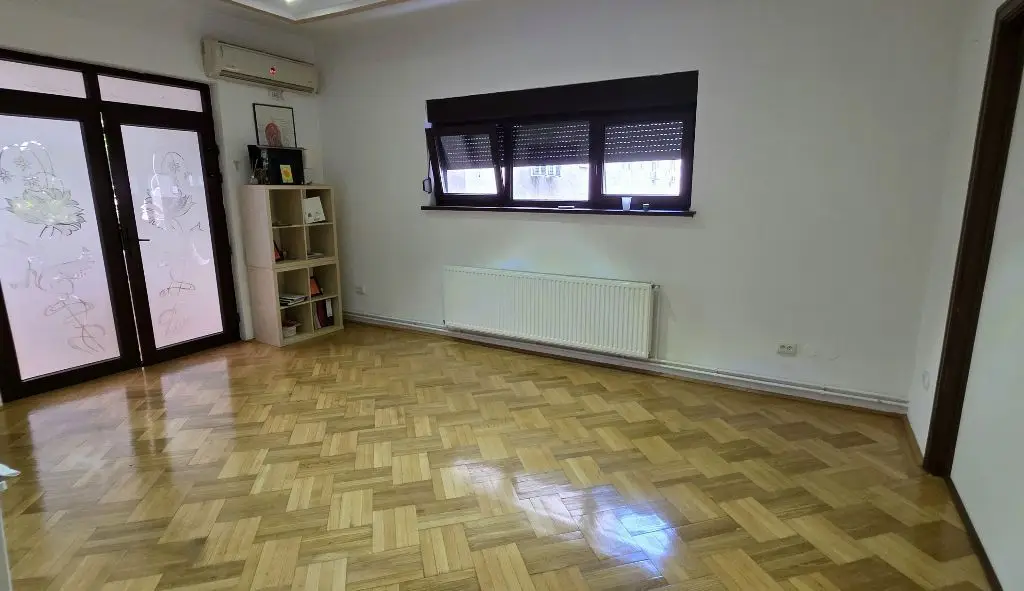 Dacia apartament 4 camere nemobilate de inchiriat
