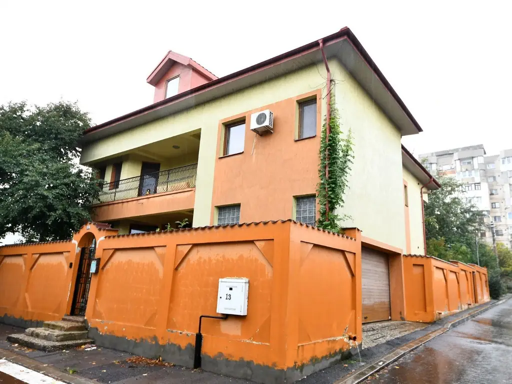 Vila spatioasa, pretabil pentru locuit/clinica, zona Micro 17 – Galati