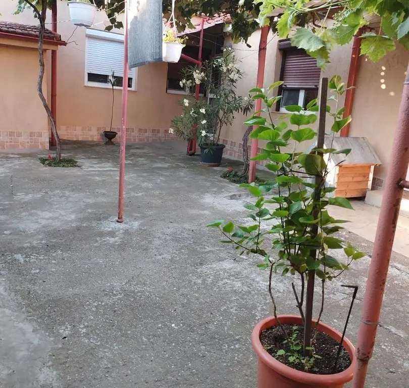 ageuropa.ro vinde casa in zona 14 Mai cu 3 cam. si teren aferent de 500mp.