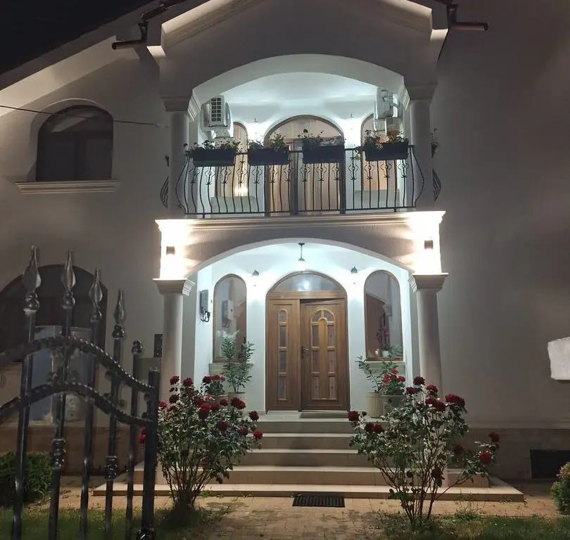 BRASADAS vinde casa individuala 8 cam teren 10 ari Unirii.