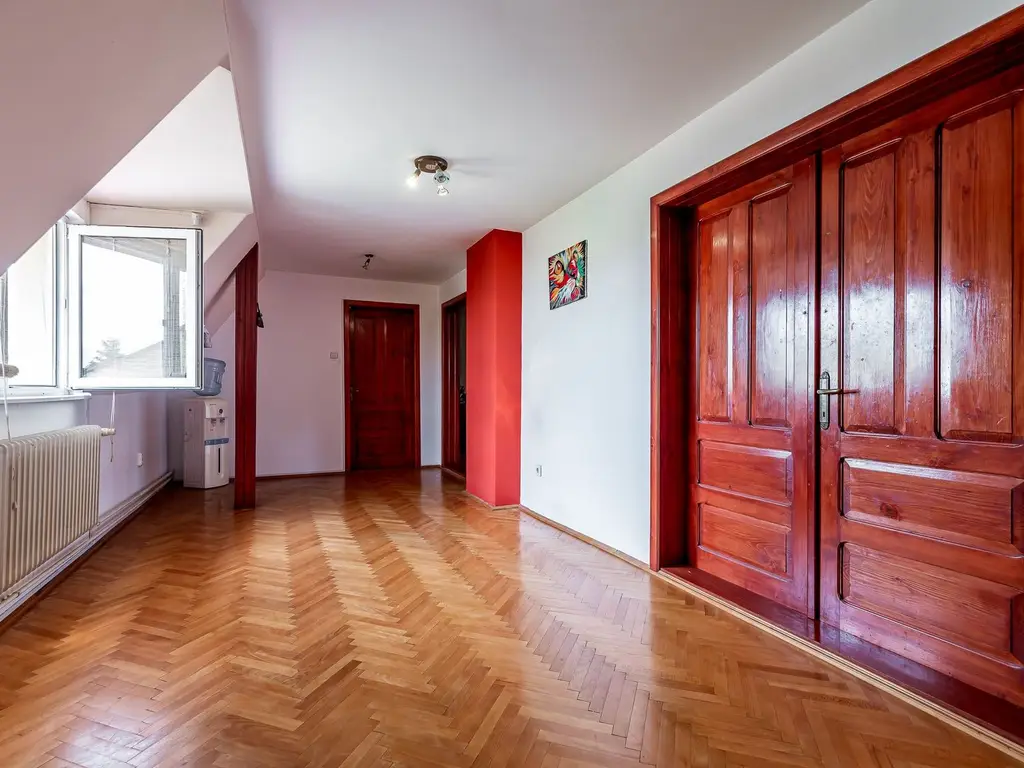 Casa Solida cu Mansarda in Zona Excelenta Parneava
