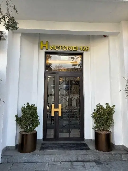 Apt 2 cam Victoriei, design interbelic şi finisaje de lux.