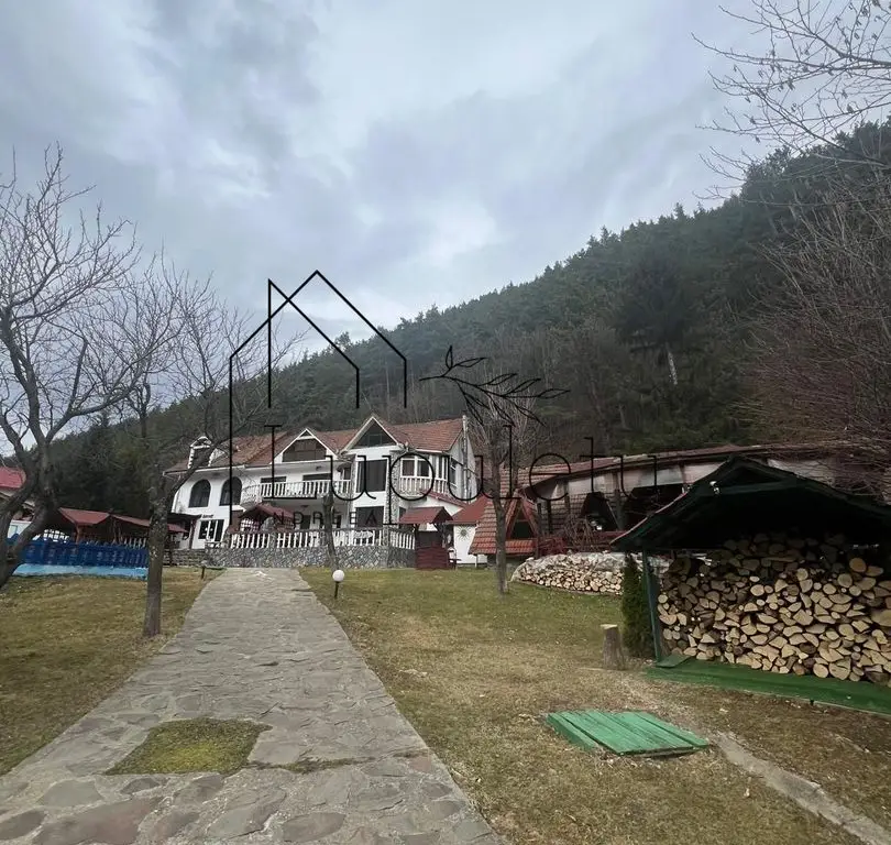 Pensiune de vânzare | 400 MPU | 10 Camere | Rasinari - Curmatura