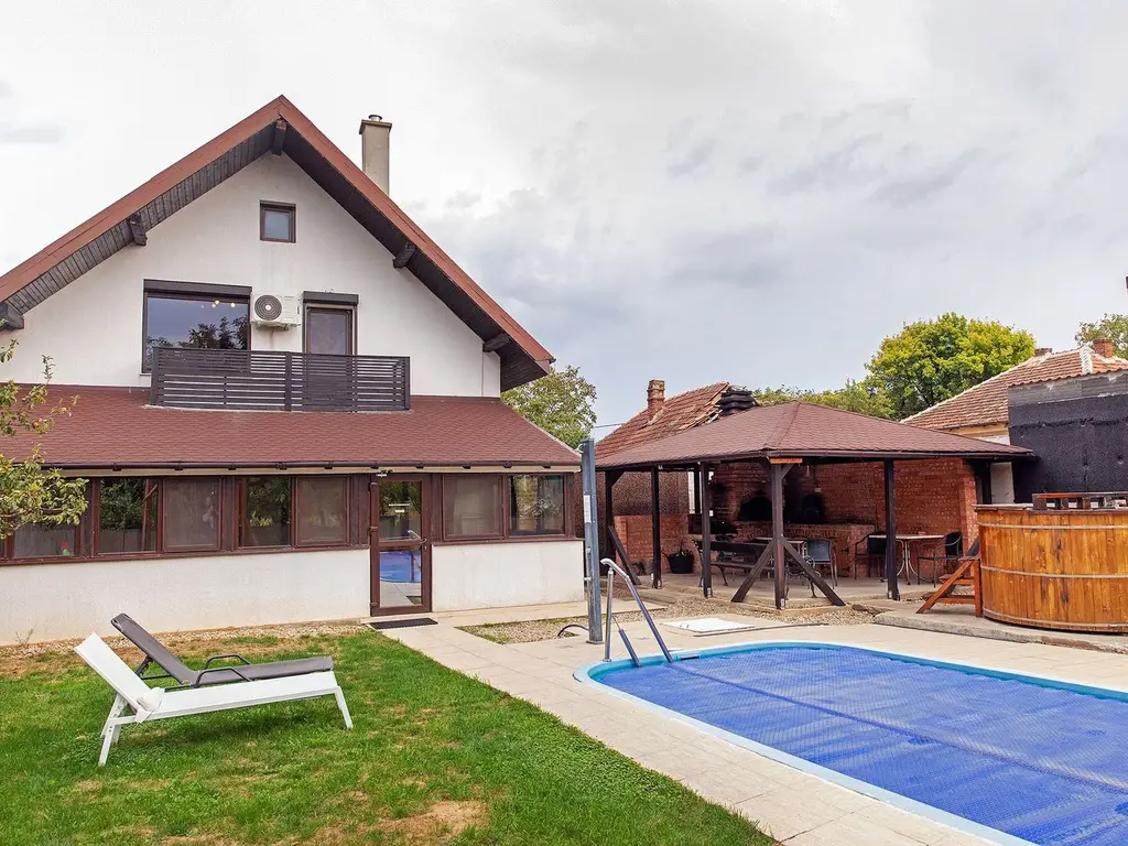 Vilă 5 dormitoare, 4 băi, 2 248mp teren, piscină. Preț: 229 000 E.