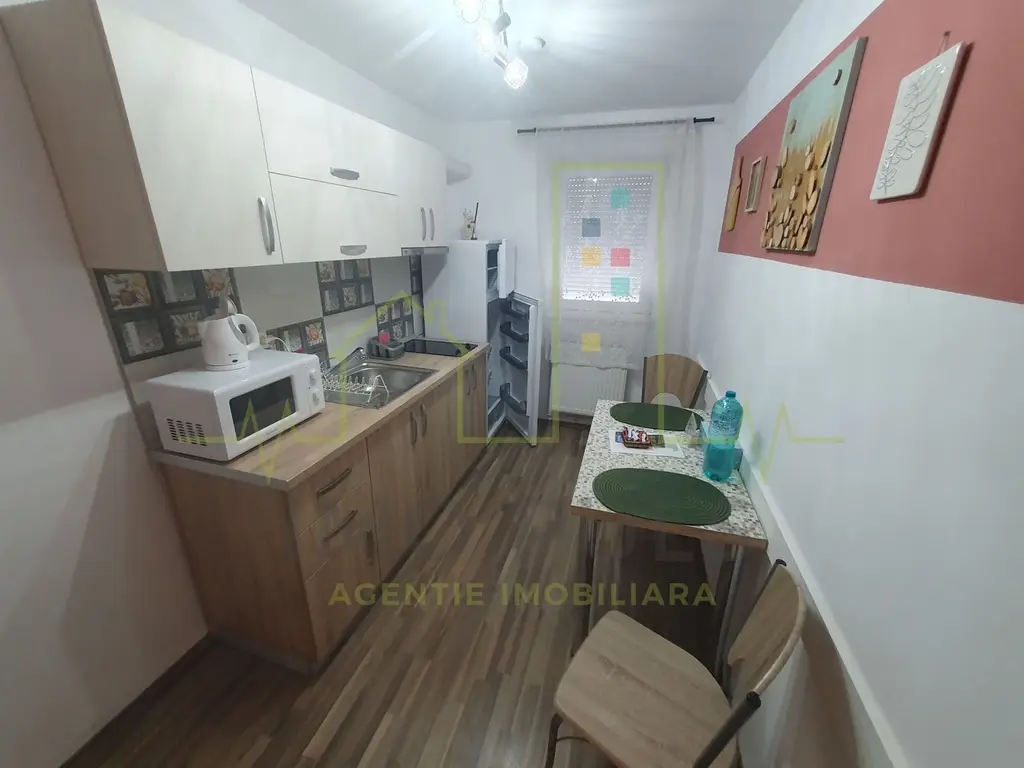 Casa + 5 apartamente + spatiu de inchiriat + parcari. Pretabil locuit + afacere