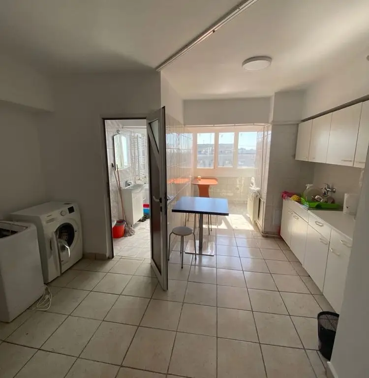 Vand 3camere mare stradal din Blvdul Decebal Bucuresti
