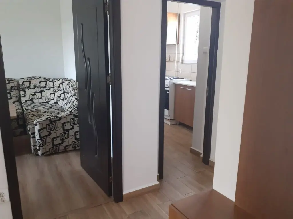 Închiriez apartament cu doua camere