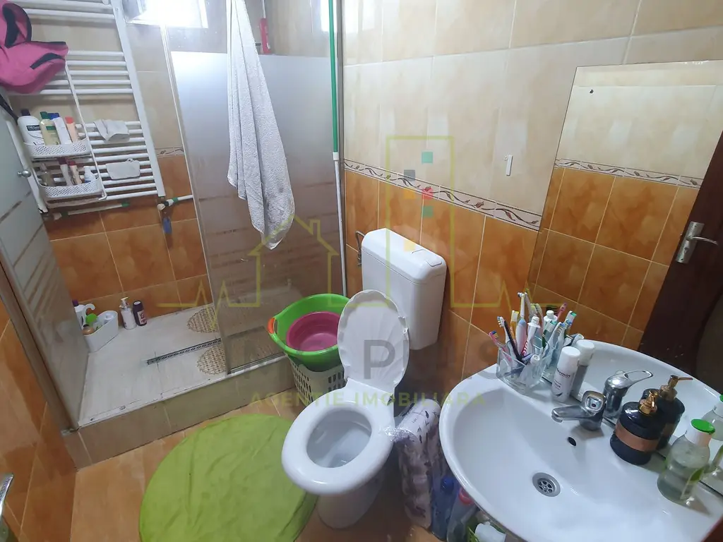 Apartament pe doua nivele cu scara interioara
