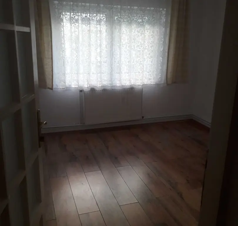 Vând apartament 3 camere , micro 17, destinație spțiu comercial