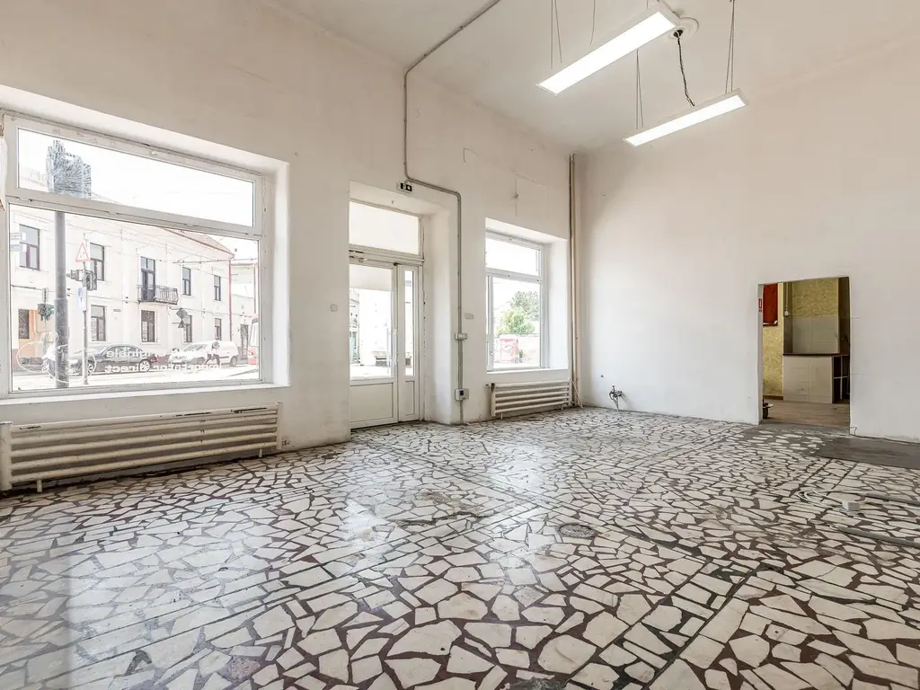 REZERVAT! Spatiu comercial ,cu vitrina de in zona Boul Rosu.