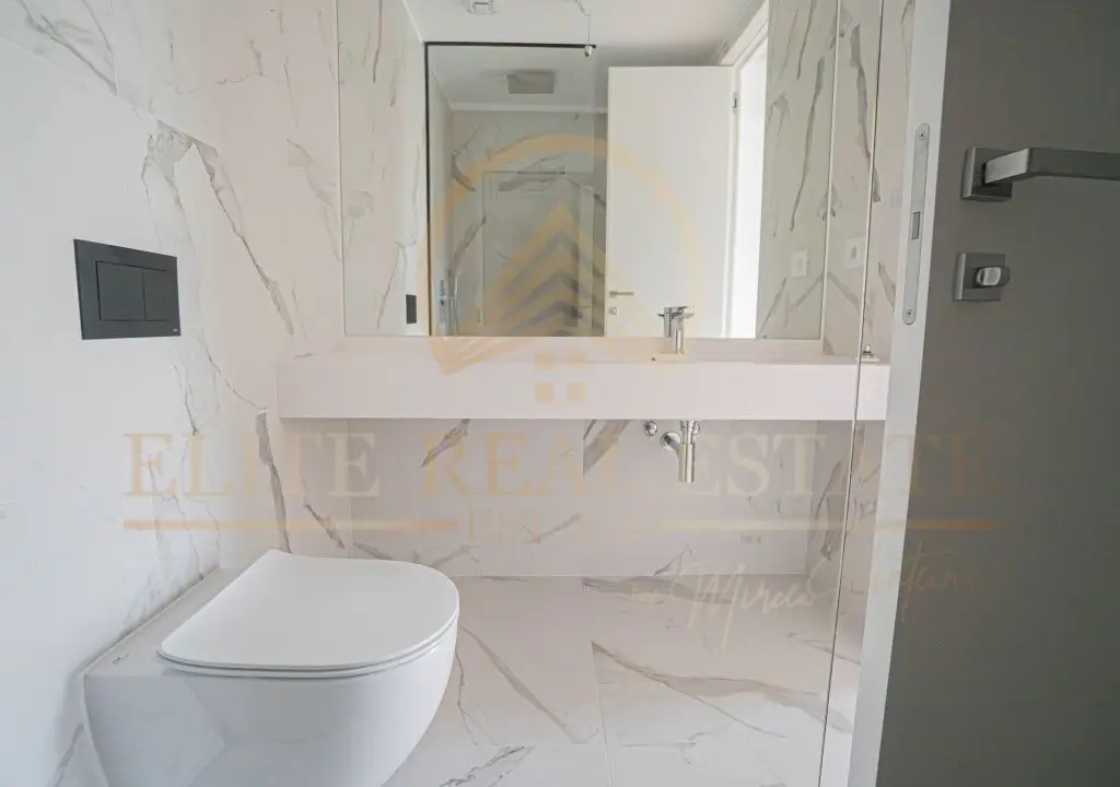 Stațiunea Mamaia - Vânzare apartament cu 2 camere, 2 bai si terasa de 47 mp.
