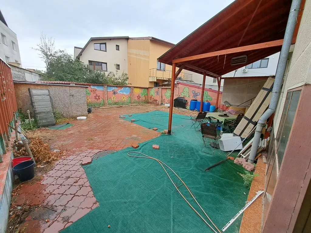 Vând casă cu demisol , parter + 2 etaje și teren în sector 4