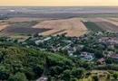 Teren pe deal, 1.150 mp, în Miniș, front 26 m, Drumul Vinului
