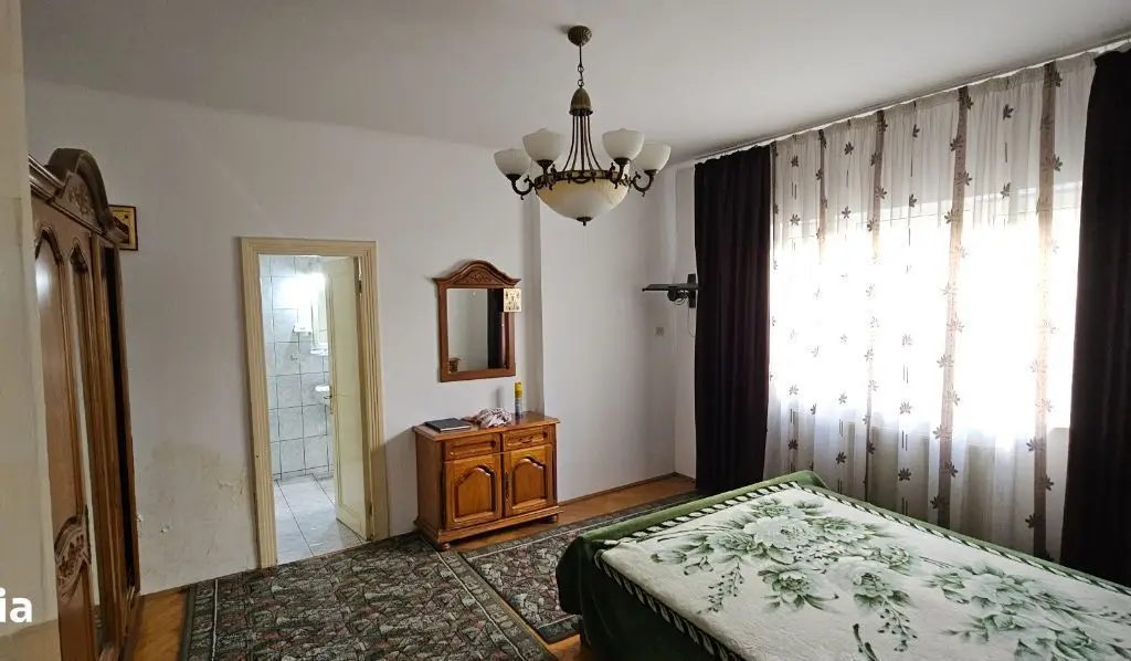 Vila P+1 Piața Muncii , strada Orzari, apartament cu 3 camere la Parer