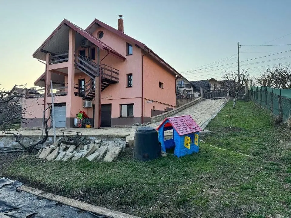 Hlincea, str.Mănăstirii, CIUREA, Iaşi + 1.700 mp teren şi Vilă (D+P+M)