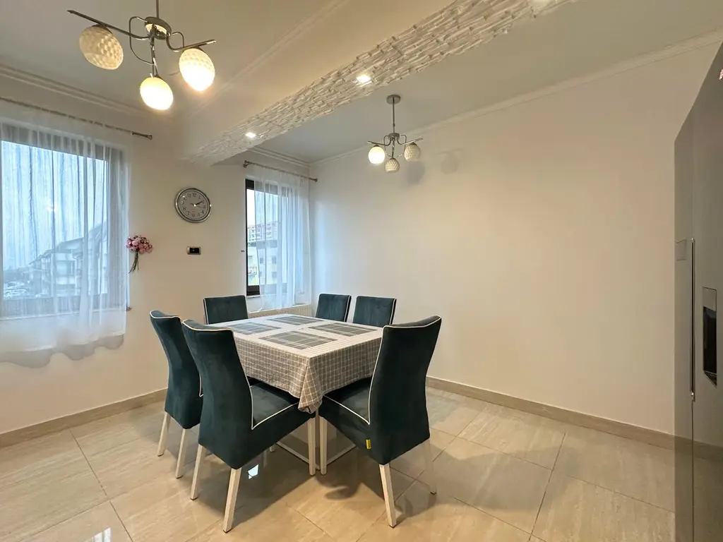 Vând apartament 3 camere 3 minute de Coresi complex ISARAN