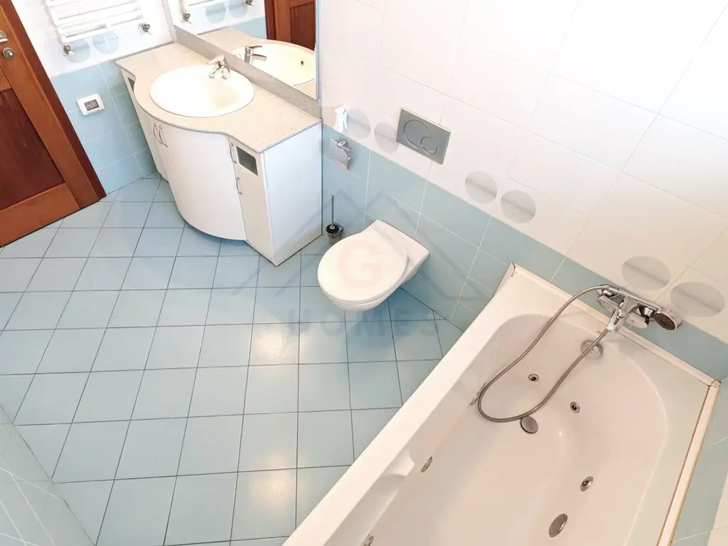 Casa spatioasa. Pretabil si pt. clinica, invatamant, camin varstnici.