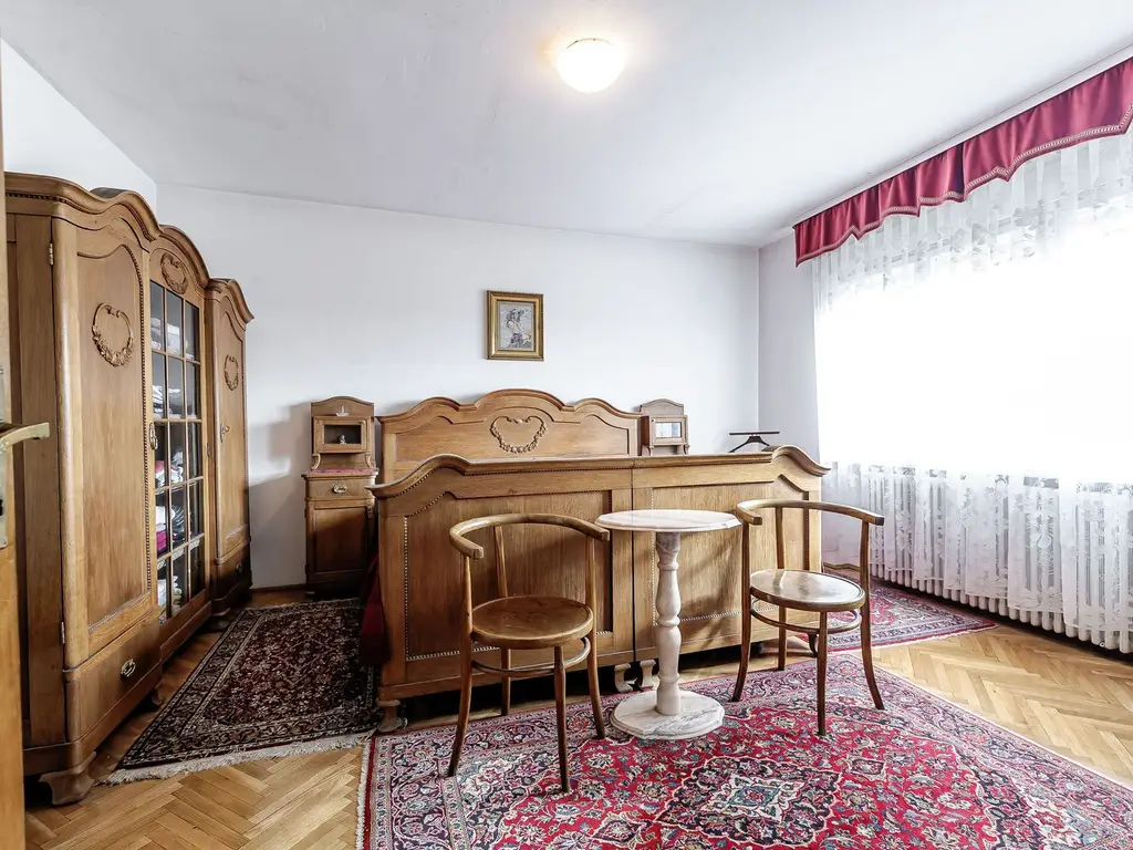 Casă din cărămidă cu 8 camere – zonă liniștită, LIPOVA