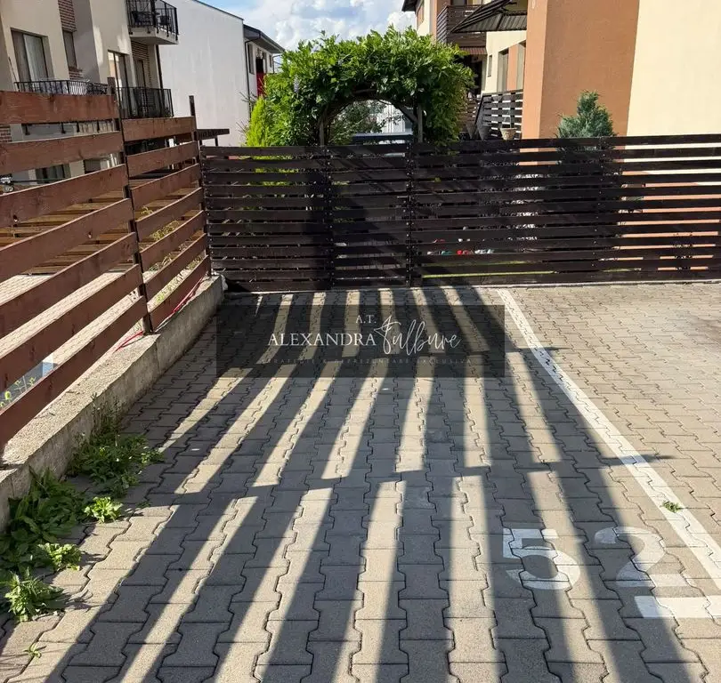 Apartament 3 camere, curte, boxa, parcare, Sub Cetate