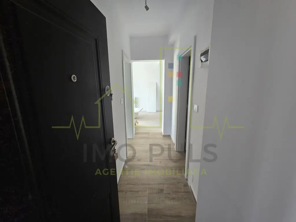 Apartament la parter cu balcon. Bucatarie separata. Loc de parcare