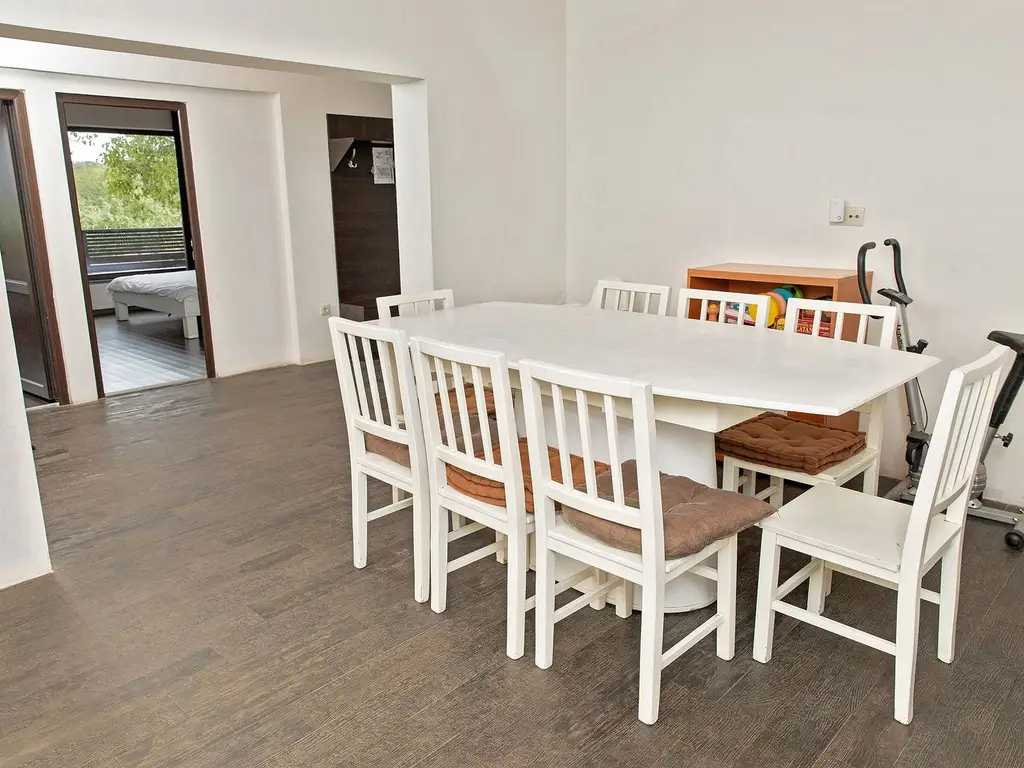 Vilă 5 dormitoare, 4 băi, 2 248mp teren, piscină. Preț: 229 000 E.