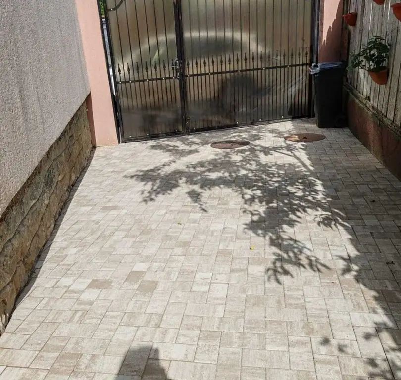 BRASADAS vinde casa 6 cam în zona Titulescu.