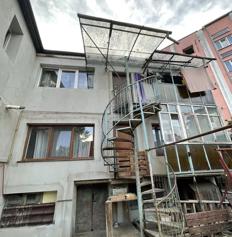 BRASADAS vinde ap 4 cam spațios cu anexe, 103 mp. Botizului.