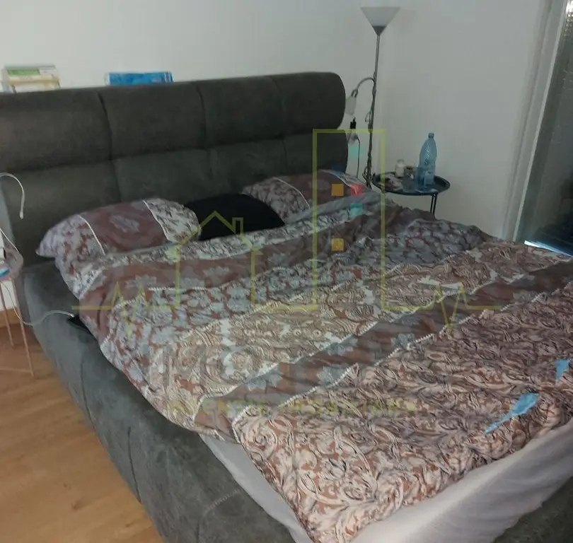 Apartament pe 3 nivele. Terasa 30 mp. 2 Balcoane. 2 Bai. Gradina