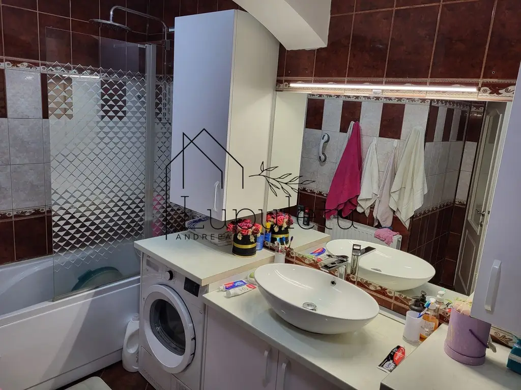 Casă de Vânzare | Piscină Interioară | Spațiu de Relaxare