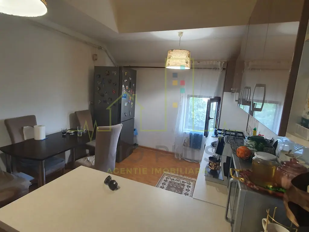 Apartament pe doua nivele cu scara interioara