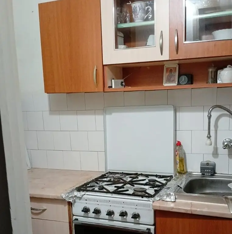 BRASADAS vinde garsoniera pe Ostrovului la etajul 3/4.