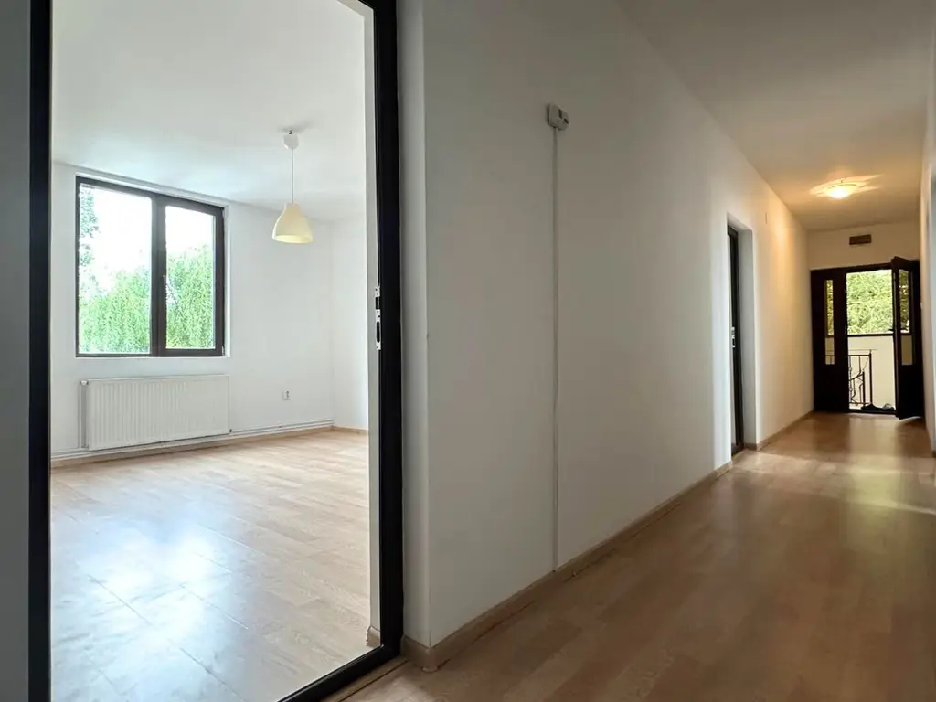 Casă complet renovată cu 4 camere și garaj generos Băneasa, Sector 1