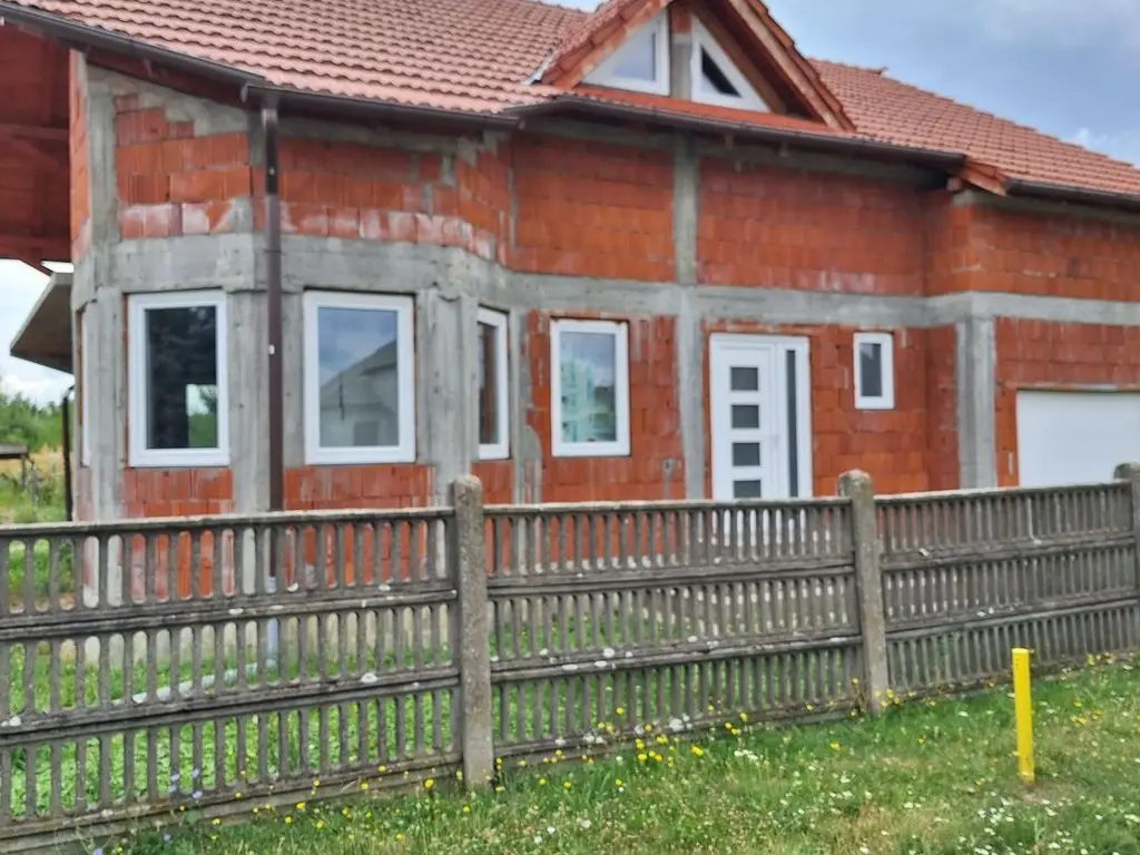 BRASADAS vinde casă în rosu și casa veche.