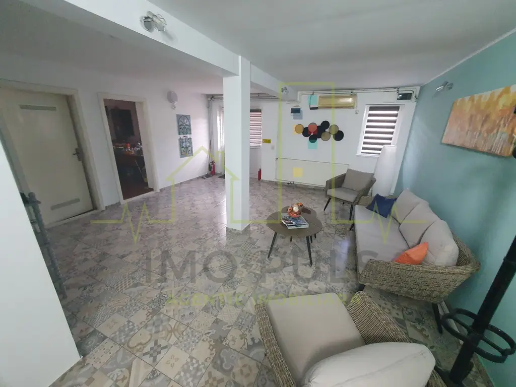 Casa + 5 apartamente + spatiu de inchiriat + parcari. Pretabil locuit + afacere
