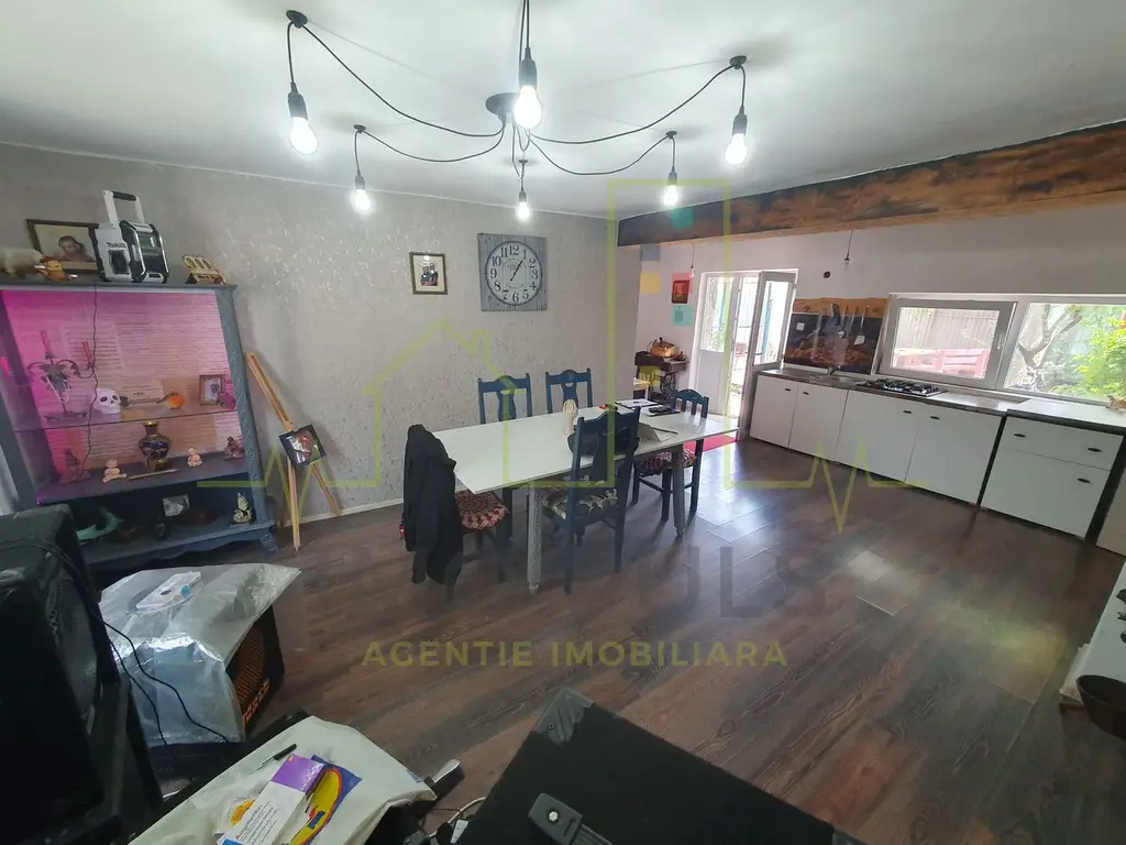 Casa individuala pe parter, cu pod foarte inalt amenajat.