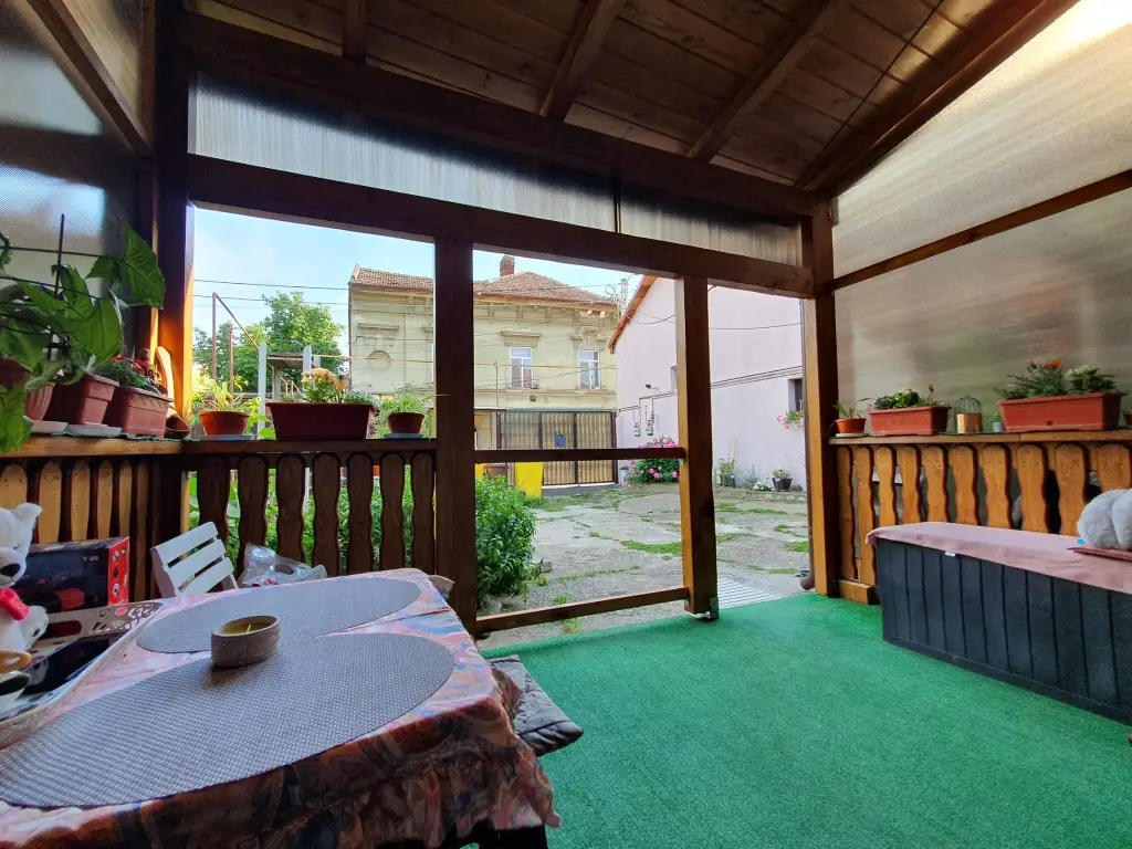 Vand apartament la casă cu curte – zonă centrală aproape de Malul Mureșului