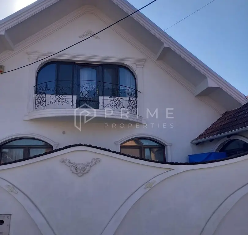 Casa perfectă pentru familie – curte, foișor cu grătar și garaj triplu