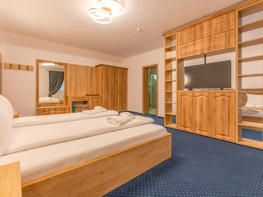 Pensiune Râșnov, 13 camere plus locuință proprietar, zonă Cetate