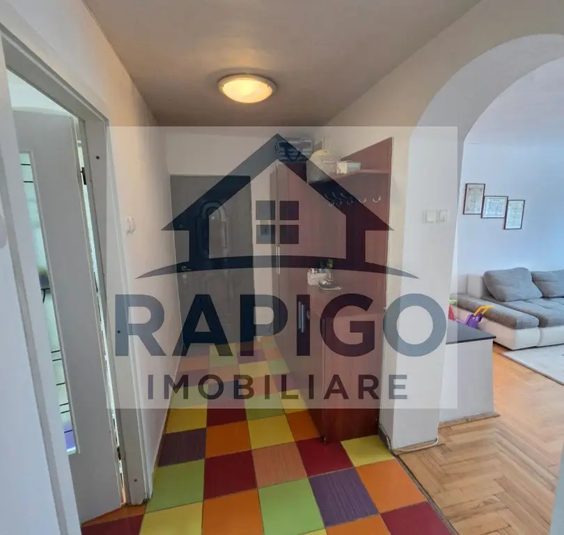 Vand apartament cu 4 camere aproape de centru
