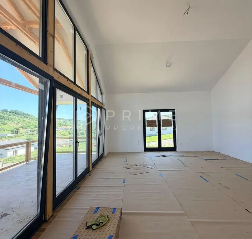 Vilă chalet modern cu perete panoramic de sticlă - Livezeni, Mureș
