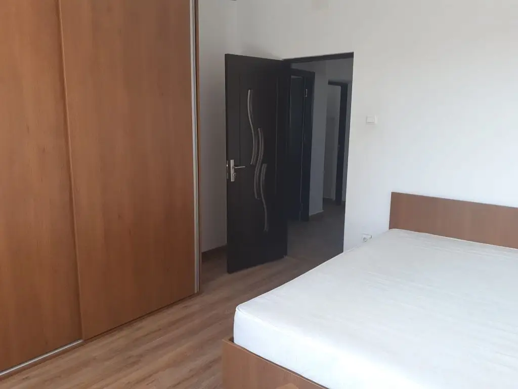 Închiriez apartament cu doua camere
