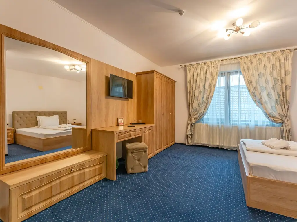 Pensiune Râșnov, 13 camere plus locuință proprietar, zonă Cetate