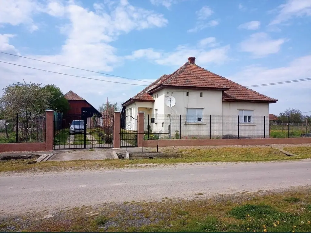 Casa de vanzare sau schimb cu apartament