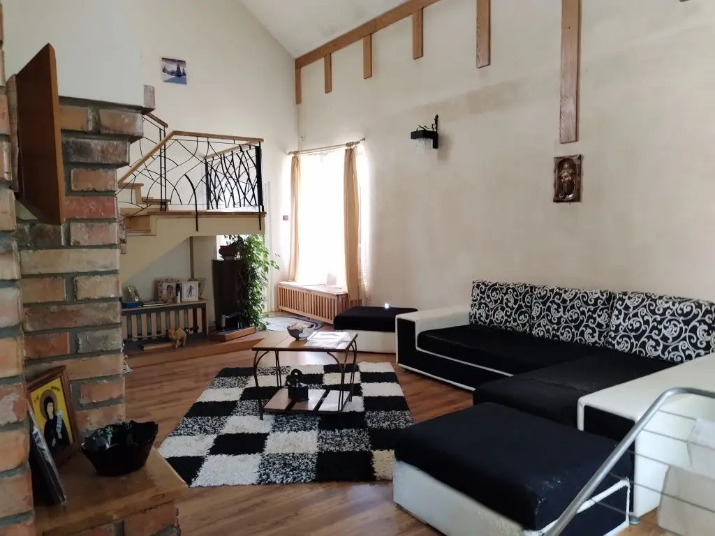 Persoană fizică vănd casă cu etaj strada.Moara de Vănt